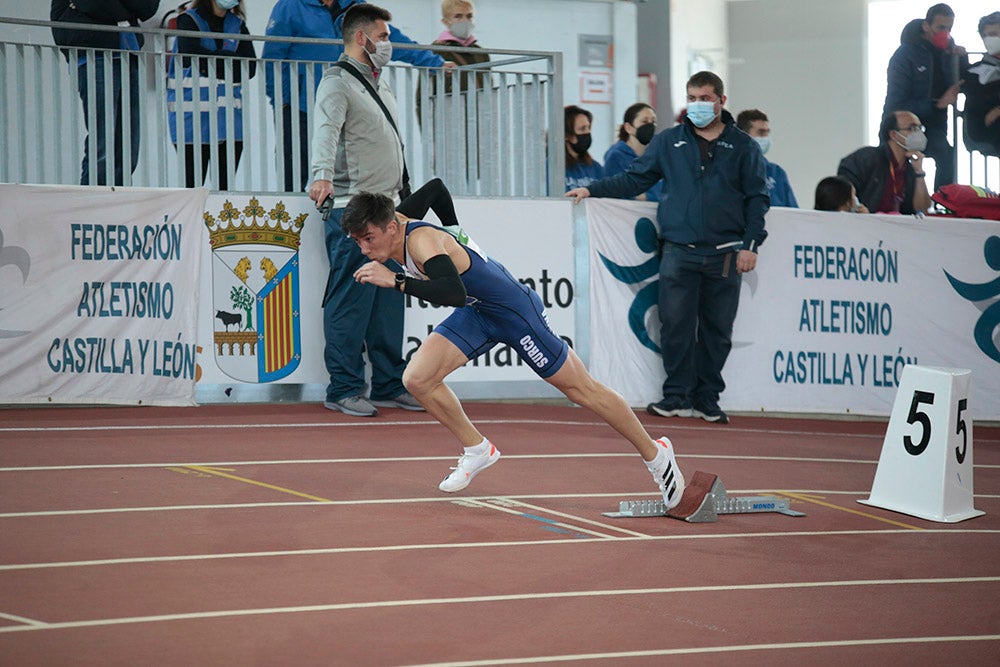 Cierre de la jornada de mañana del primer día del Campeonato de España Sub 23 en Pista Cubierta con Alejandro González Rengel en el 400