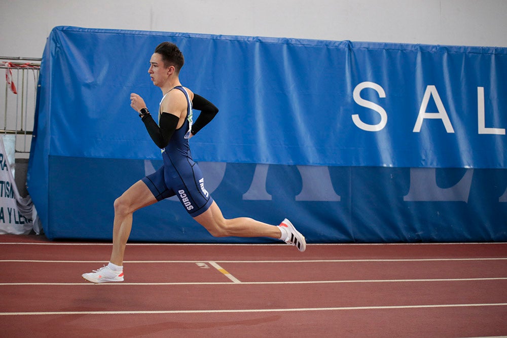 Cierre de la jornada de mañana del primer día del Campeonato de España Sub 23 en Pista Cubierta con Alejandro González Rengel en el 400