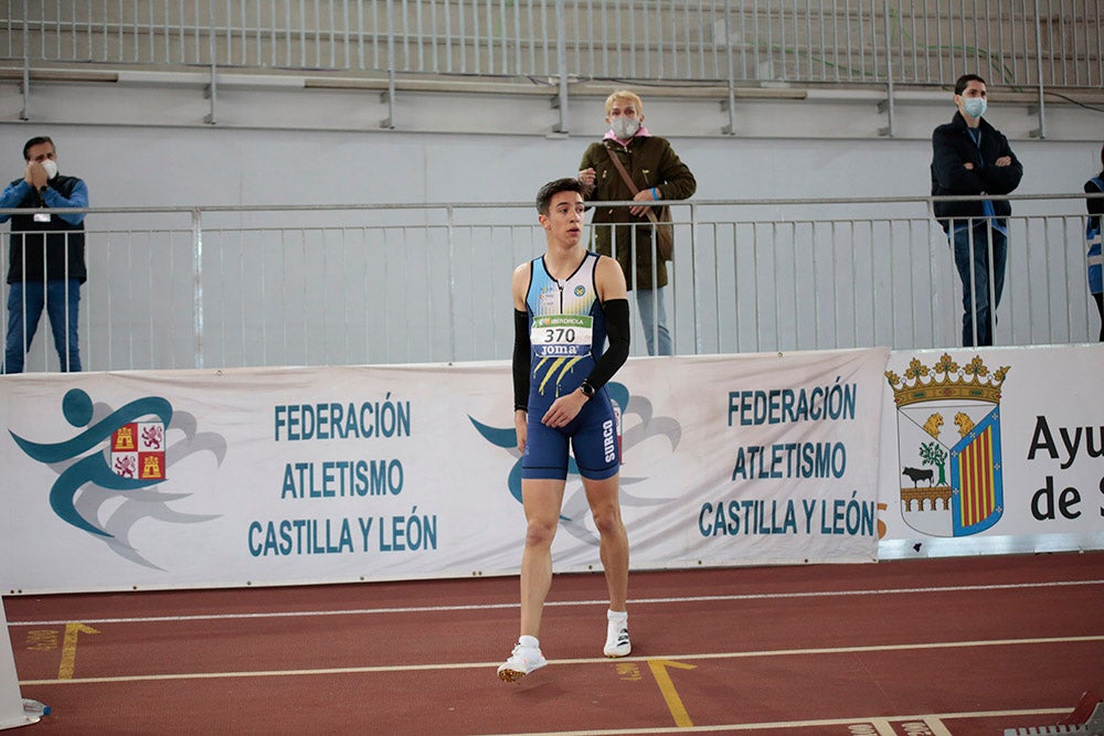 Cierre de la jornada de mañana del primer día del Campeonato de España Sub 23 en Pista Cubierta con Alejandro González Rengel en el 400