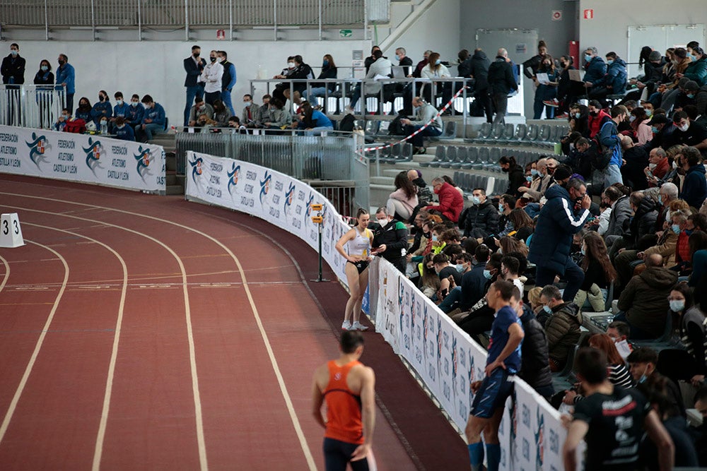 Cierre de la jornada de mañana del primer día del Campeonato de España Sub 23 en Pista Cubierta con Alejandro González Rengel en el 400