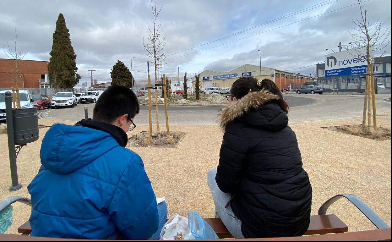 Trabajadores disfrutan del nuevo espacio en la rotonda Pilar Miró de Argales. 