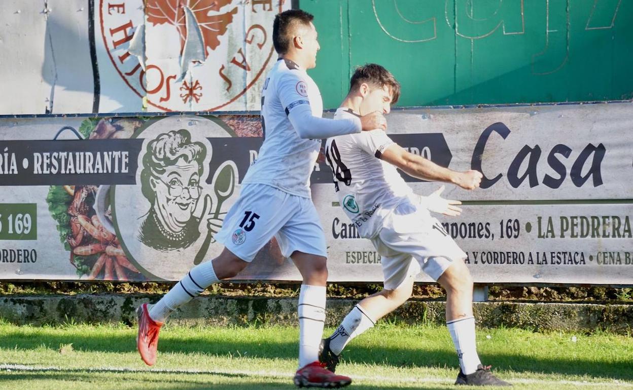 Iban Ribeiro celebra su gol al Marino de Luanco. 