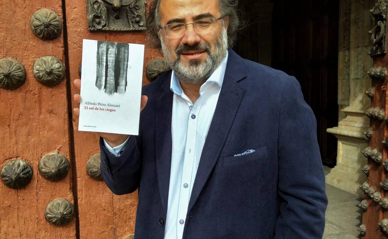 Alfredo Pérez Alencart con su nueva publicación, 'El sol de los ciegos'.