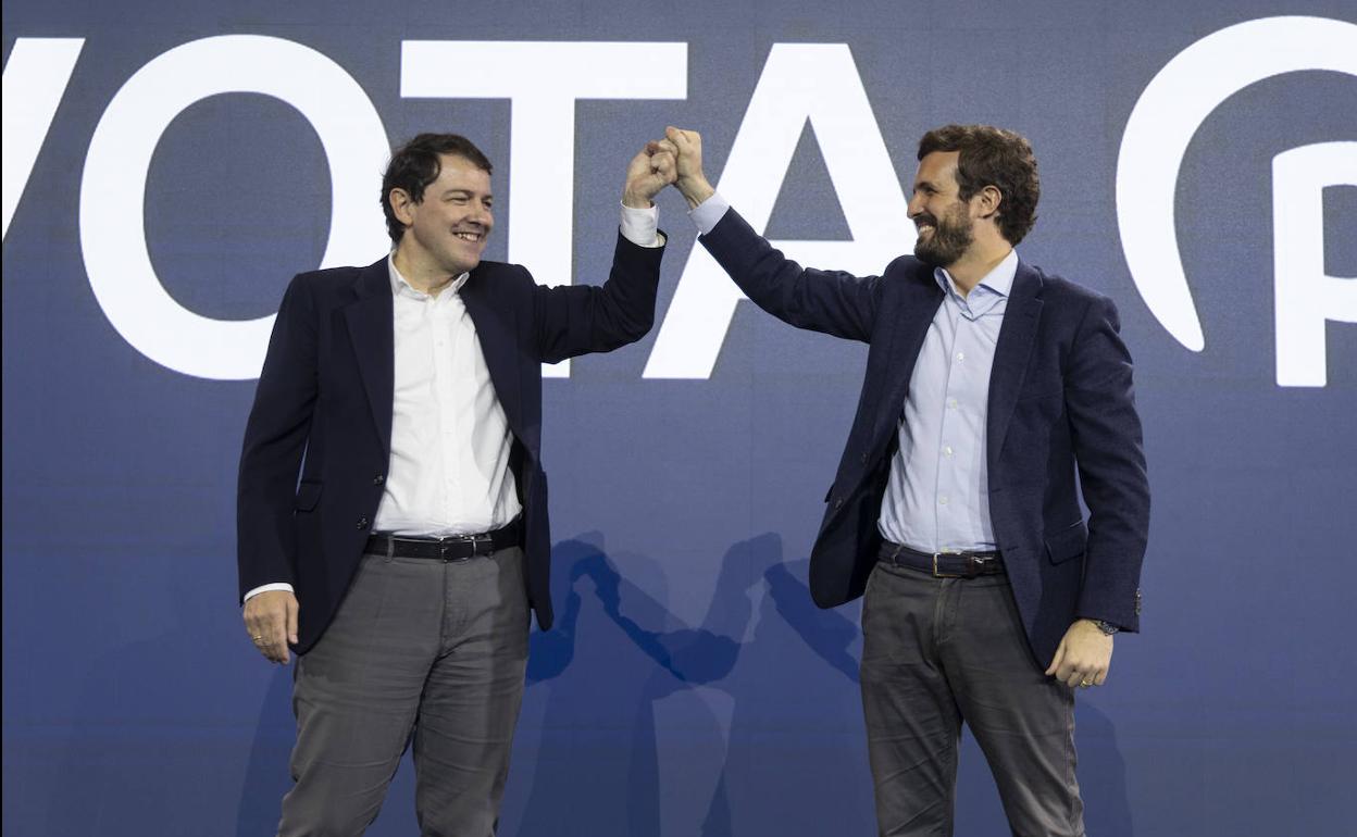 Alfonso Fernández Mañueco y Pablo Casado, en el cierre de la campaña del PP.