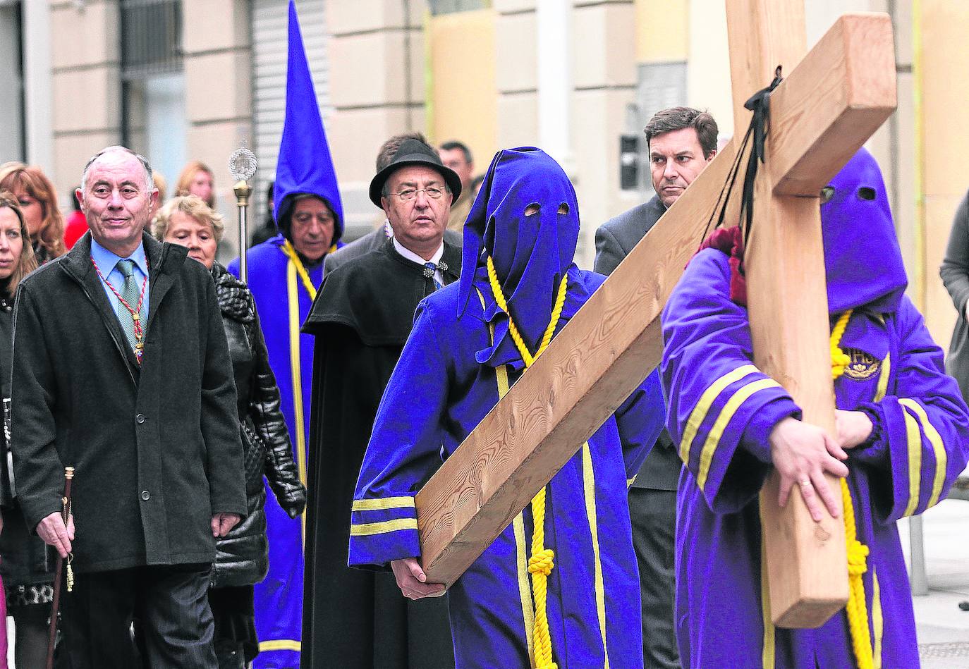 Heliodoro Gallego, con el bastón de mando, durante una procesión de Los Pasos, en el Viernes Santo del año 2009. 