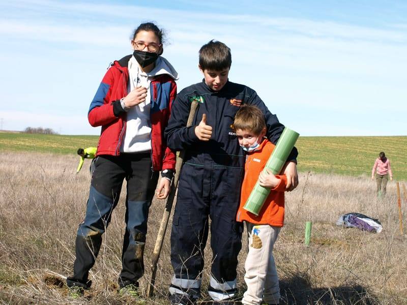 Fotos: Vecinos de Villacid participan en la reforestación del entorno de la ermita de Bustillino