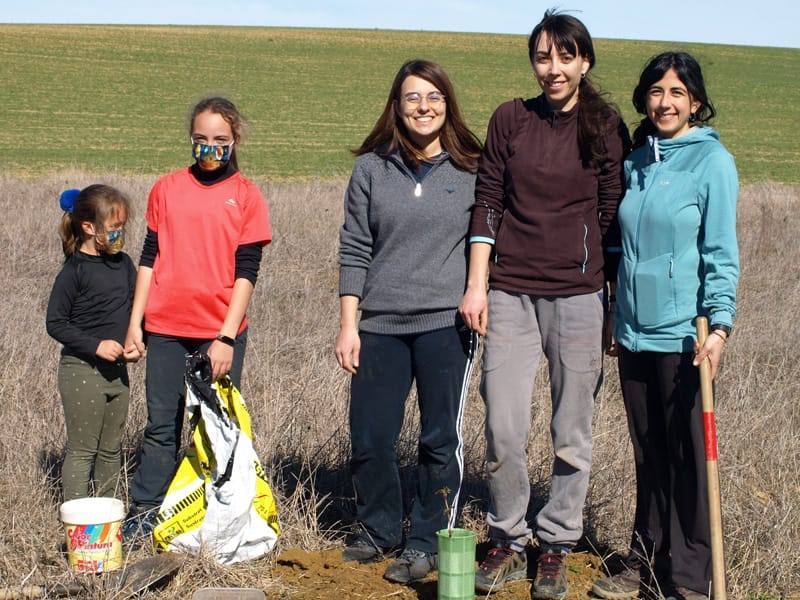 Fotos: Vecinos de Villacid participan en la reforestación del entorno de la ermita de Bustillino