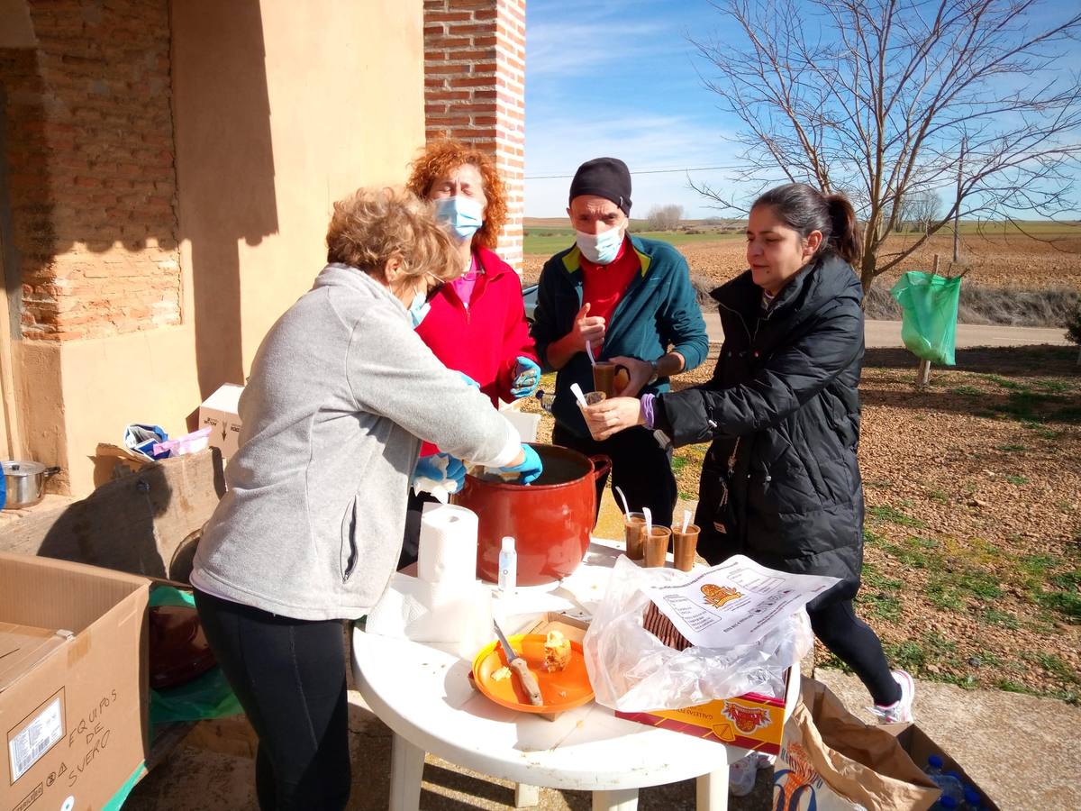 Fotos: Vecinos de Villacid participan en la reforestación del entorno de la ermita de Bustillino