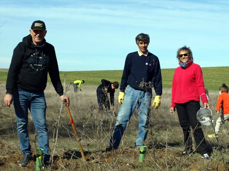 Fotos: Vecinos de Villacid participan en la reforestación del entorno de la ermita de Bustillino