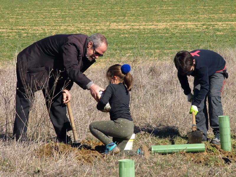 Fotos: Vecinos de Villacid participan en la reforestación del entorno de la ermita de Bustillino