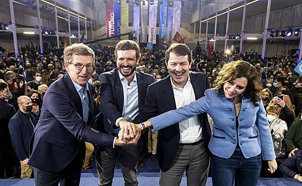 Feijóo, Casado y Ayuso, con Fernández Mañueco en el mitin de cierre de campaña del 11 de febrero, en Valladolid.