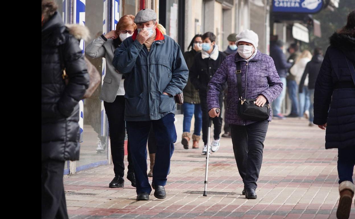 Personas con mascarilla pese a que ya no es obligatorio.