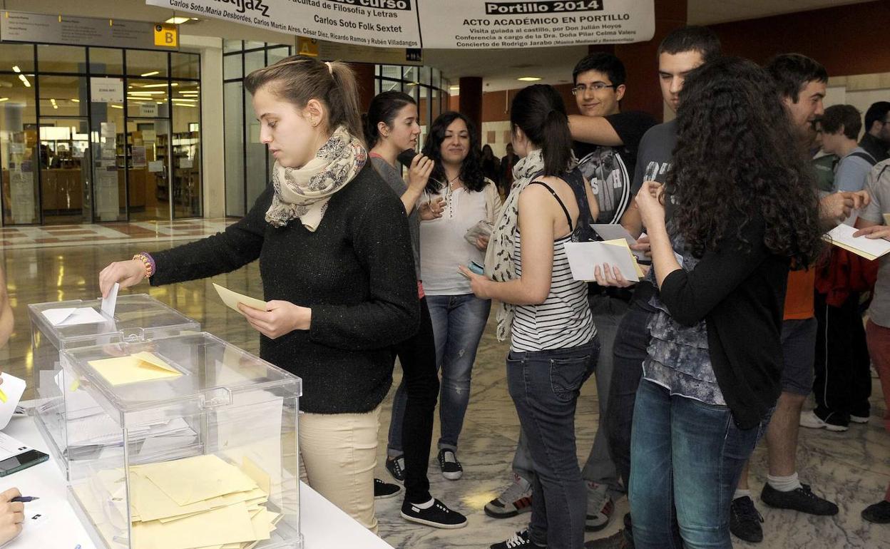 Un grupo de alumnos vota en una elección anterior a rector. 