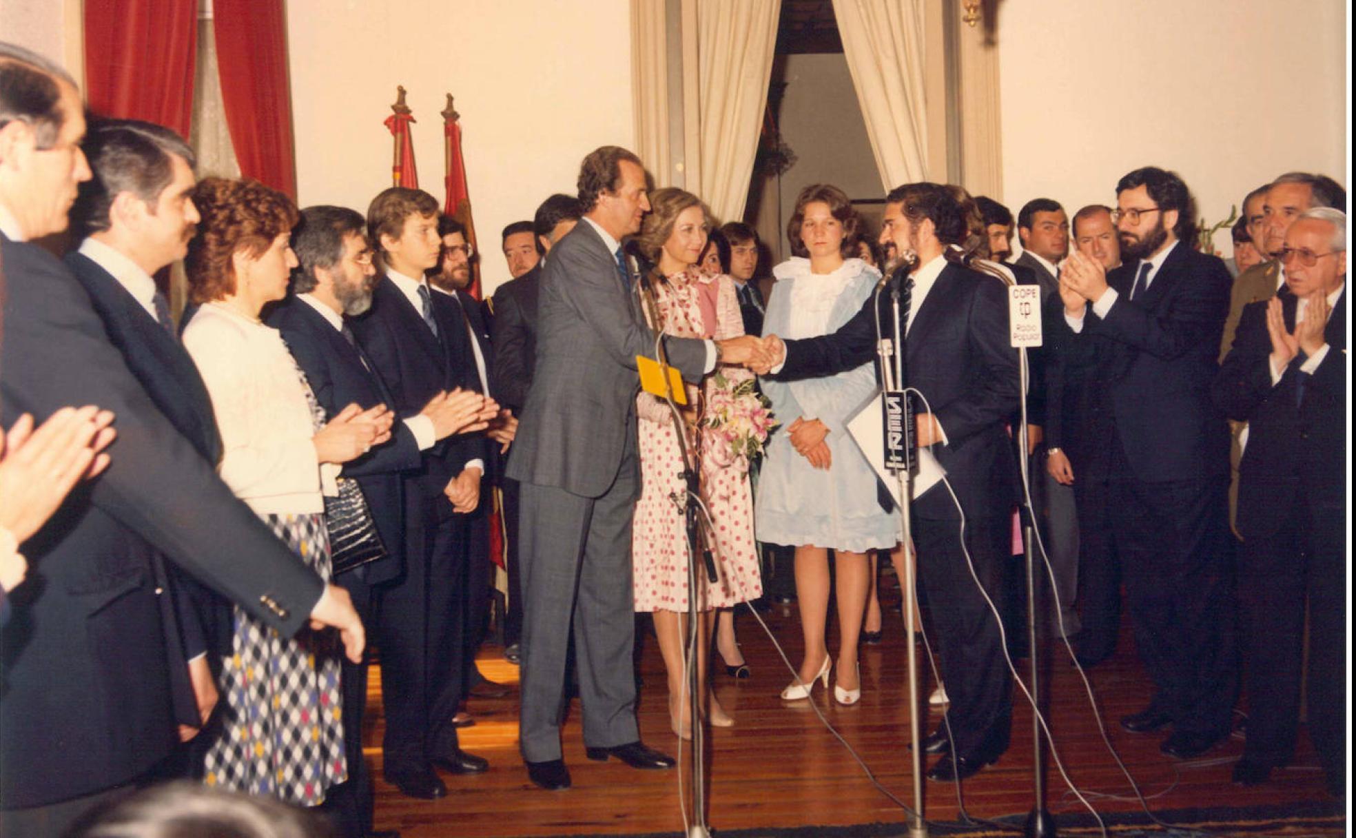 El presidente de la Junta, Demetrio Madrid, con la familia real en su despacho en el año 1983. 