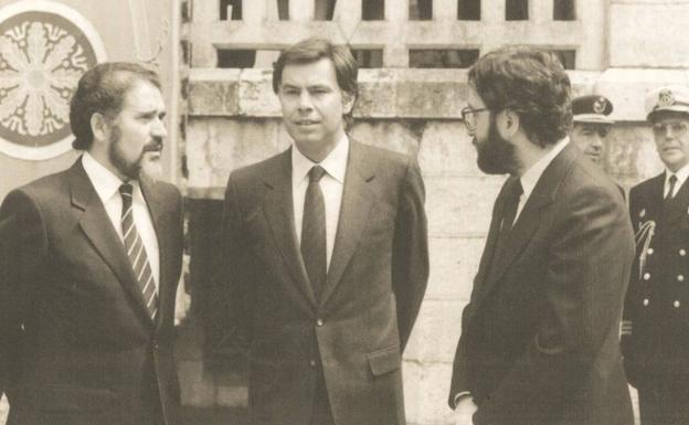 Demetrio Madrid con Felipe González y Narcís Serra en el burgalés Palacio de la Isla.