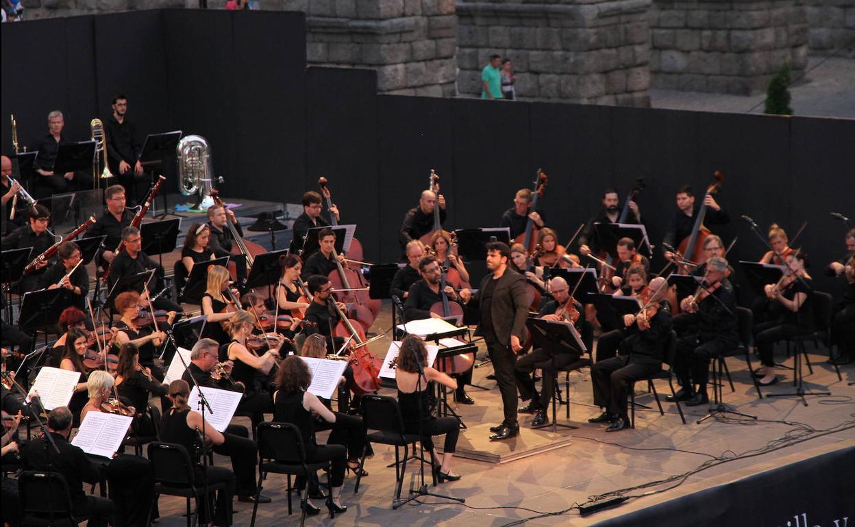 Concierto de la Orquesta Sinfónica de Castilla y León en el Azoguejo en 2019. 