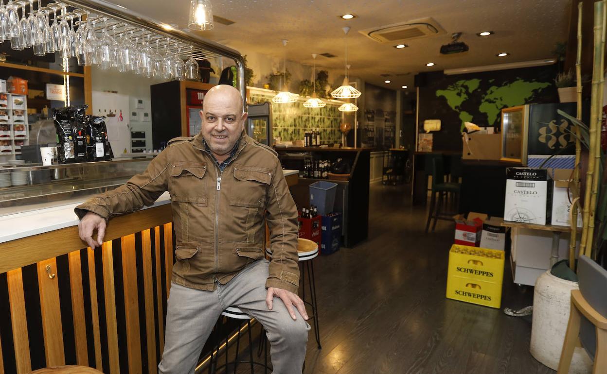 Andrés Enríquez en el local de La Tapería del 10, ya cerrado.