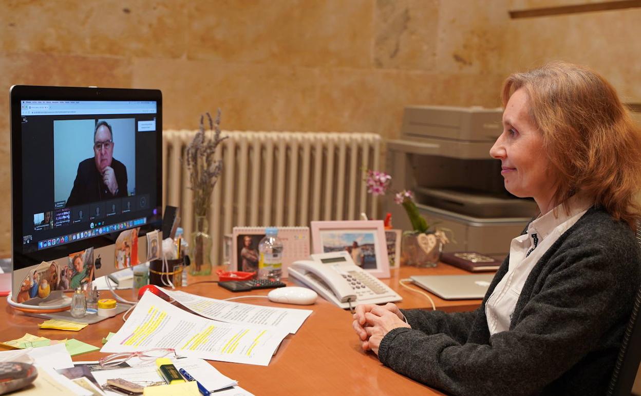 La rectora de la UPSA, Miriam Cortés Diéguez, en su reunión telemática con el obispo de Canarias, José Mazuelos Pérez. 