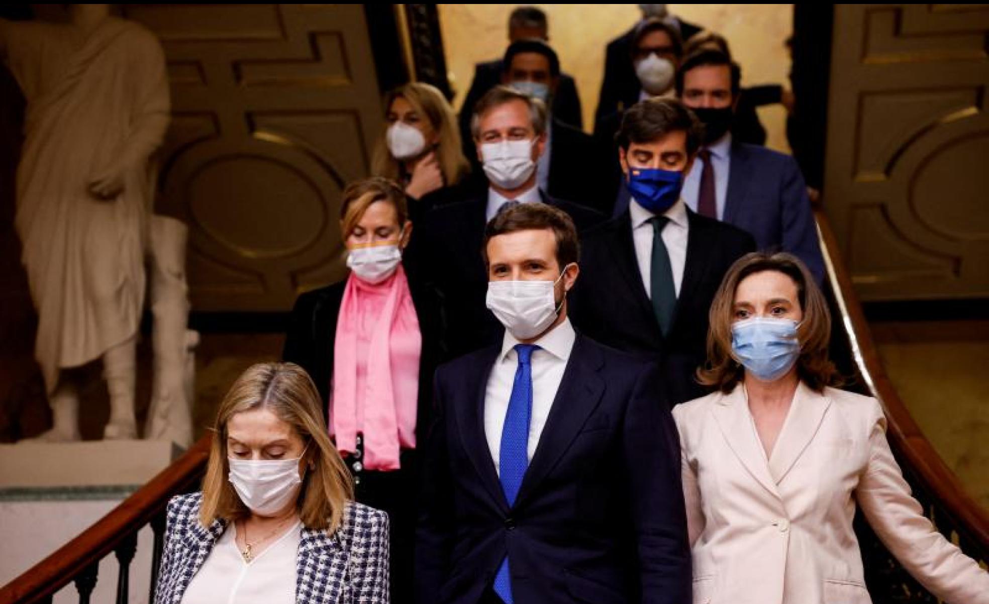 Pablo Casado rodeado de varios diputados en el Congreso. 