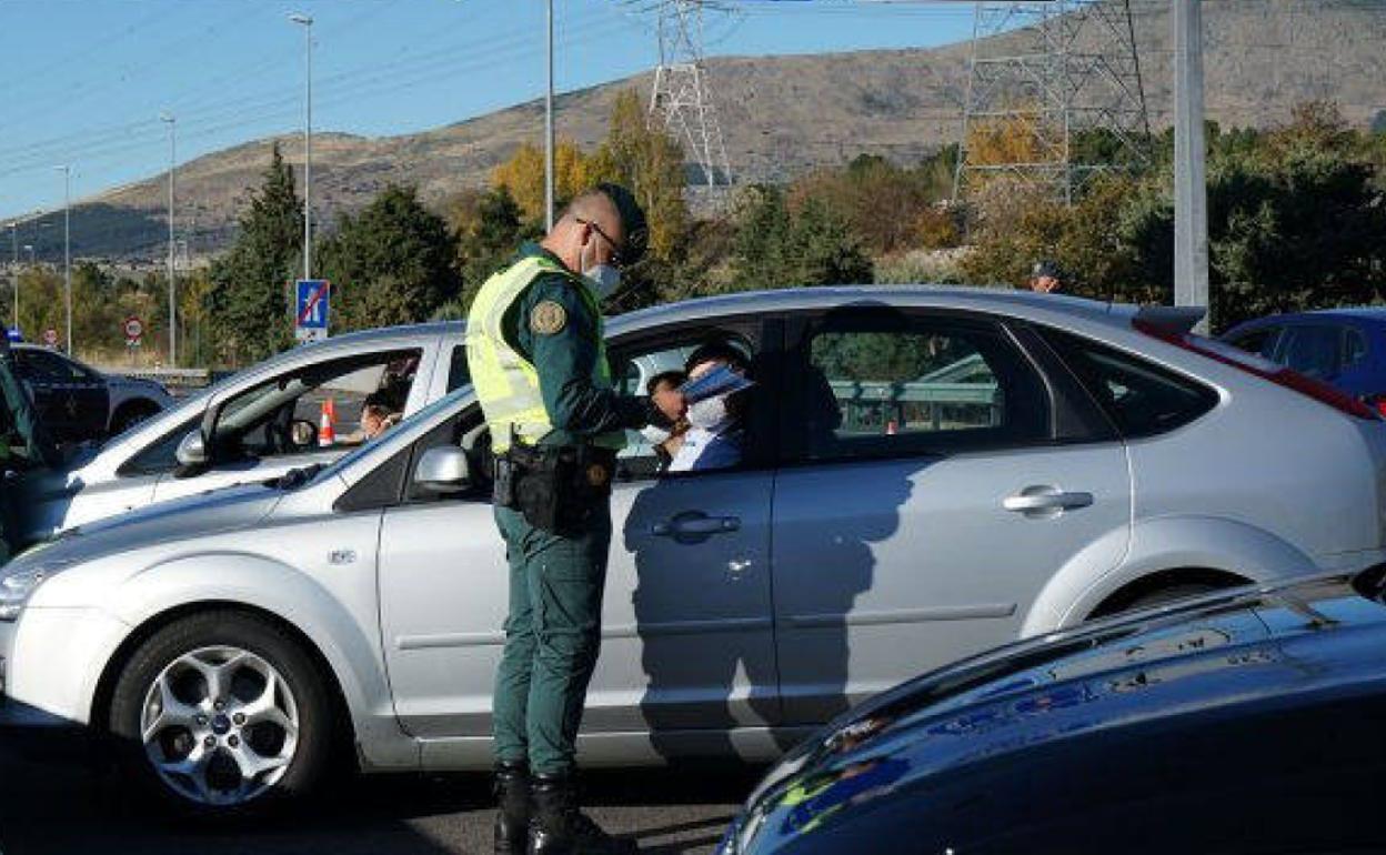 Control en El Espinar de la Guardia Civil dentro del plan contra el tráfico minorista de droga. 