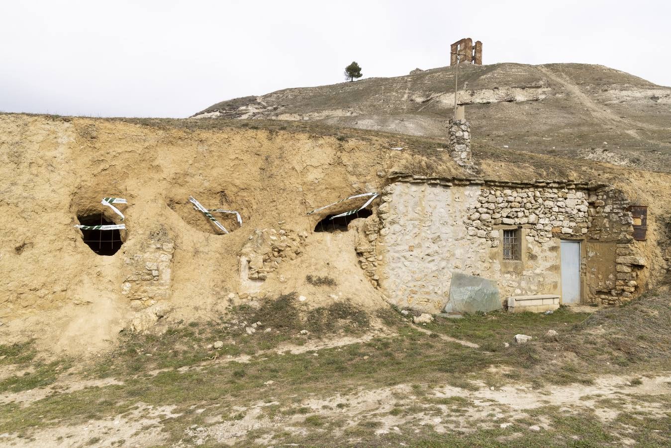 Fotos: Hallados restos humanos en el interior de una antigua casa cueva de Tariego de Cerrato