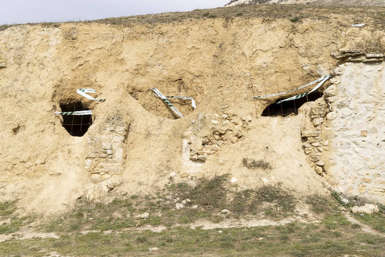 Fotos: Hallados restos humanos en el interior de una antigua casa cueva de Tariego de Cerrato