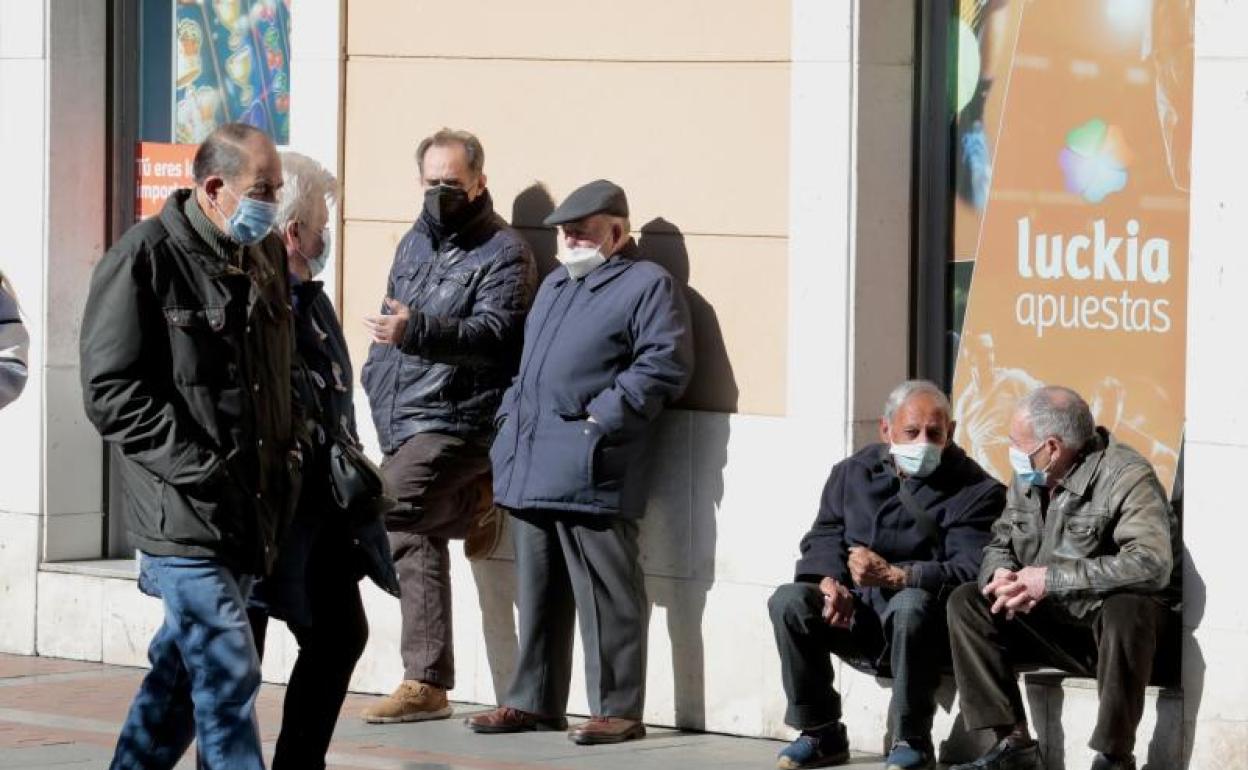 Un grupo de jubilados en una calle de Valladolid.