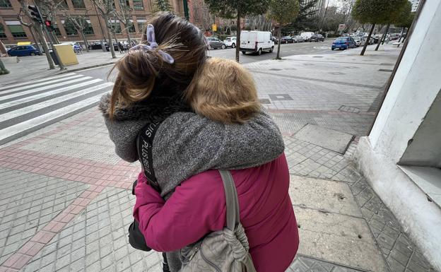 Lourdes y Noemí se despiden a la salida del centro de la fundación Adsis en la Rondilla. 