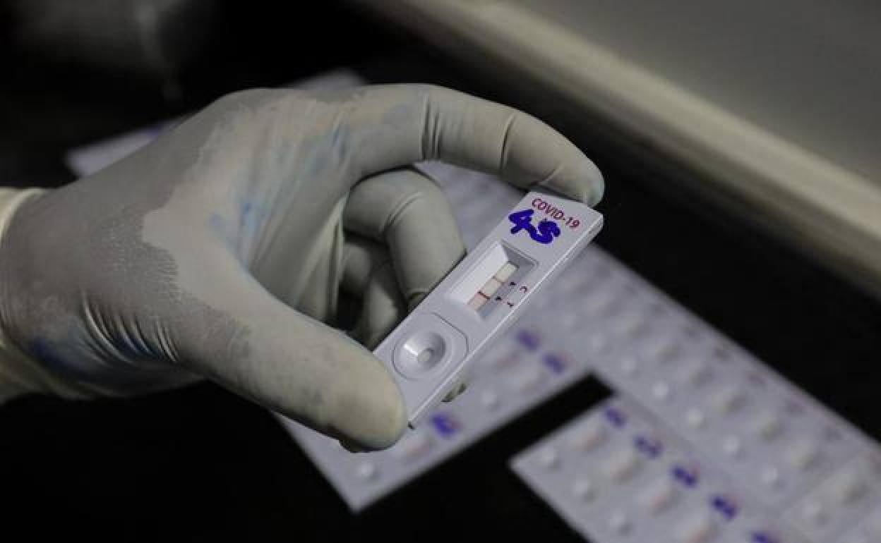 Di positivo en un test de antígenos hace cinco meses. ¿Puedo descargarme el pasaporte covid?