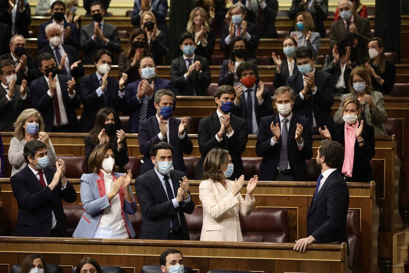 Casado es ovacionado por los diputados del PP en su última intervención en el Congreso. El Grupo popular le había retirado días antes su apoyo públicamente. 