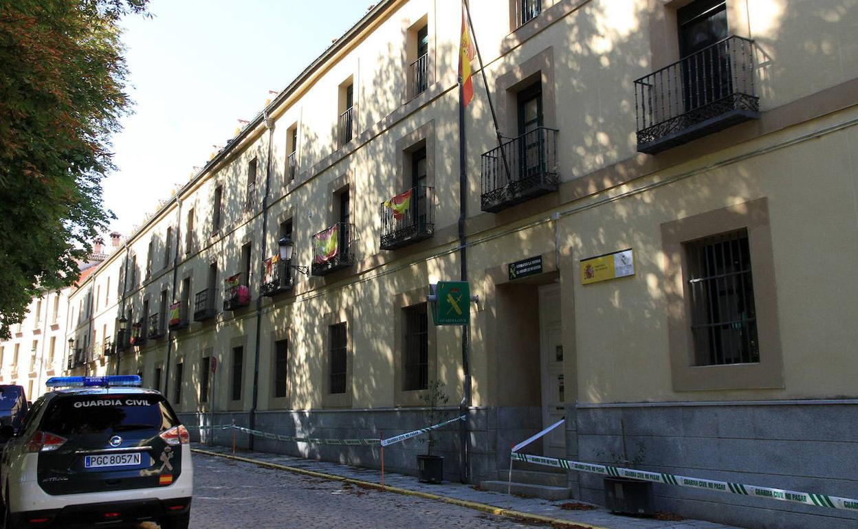Precinto que se puso en el cuartel de la Guardia Civil en el Real Sitio por los desprendimientos. 