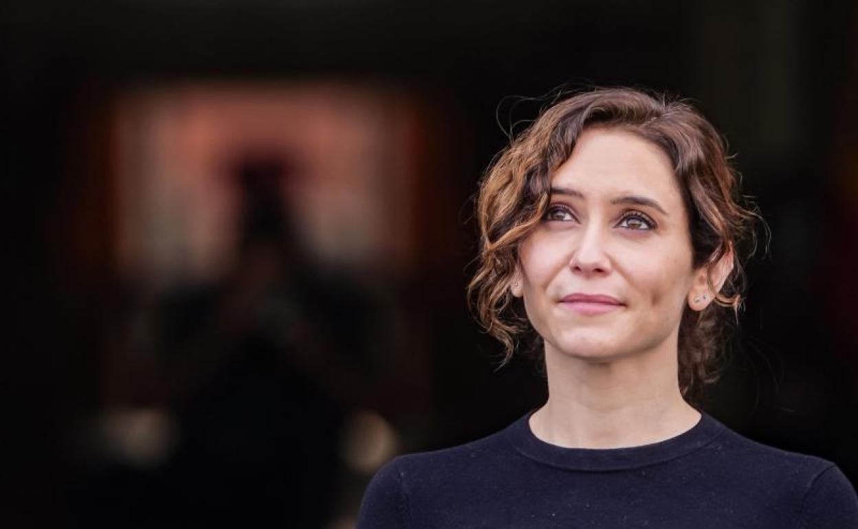 Isabel Dïaz Ayuso, durante el minuto de silencio por los pescadores del 'Villa de Pitanxo'. 