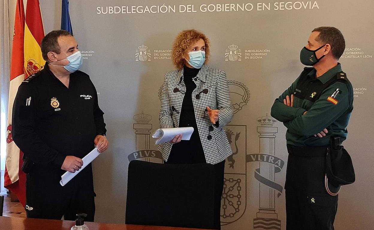 La subdelegada del Gobienro charla con responsables de la Guardia Civil y la Policía Nacional. 