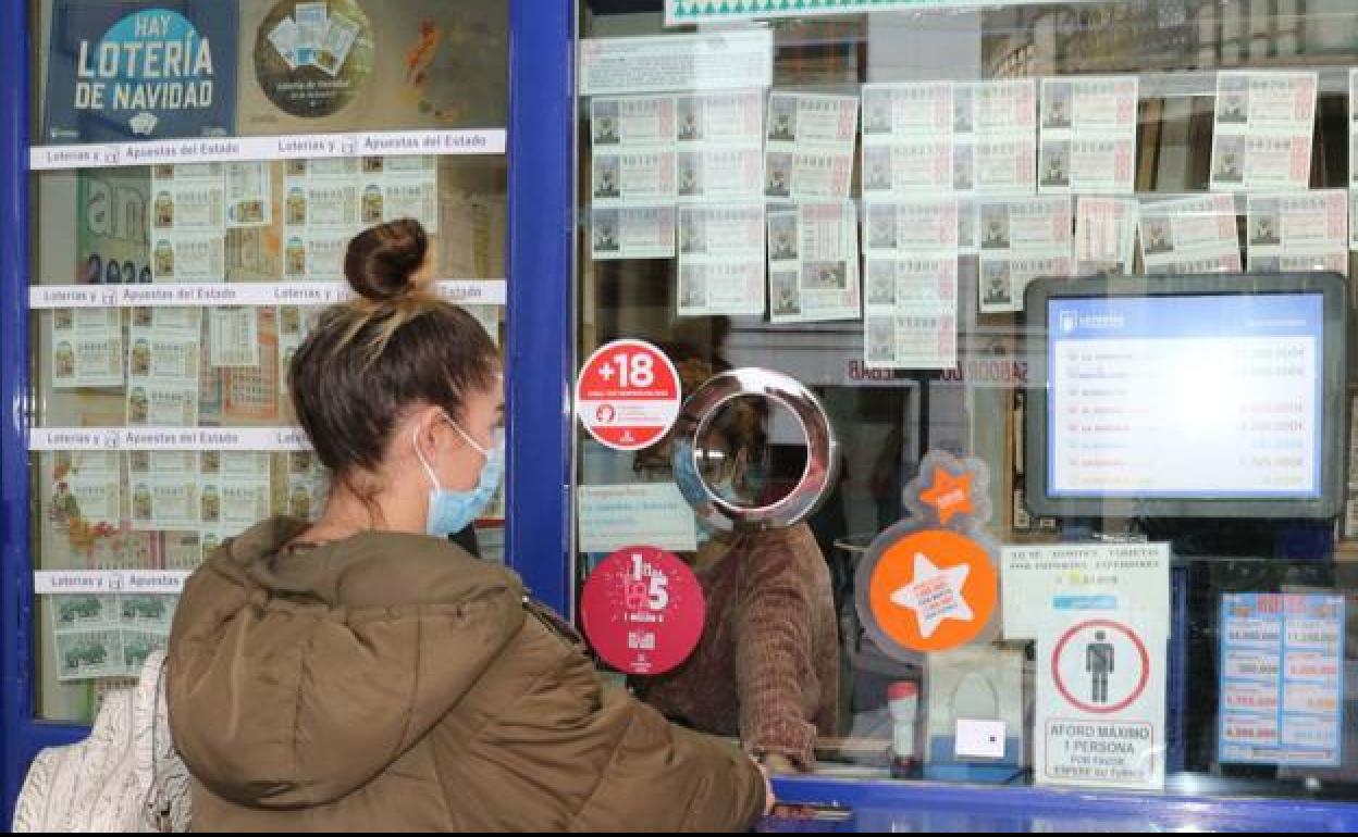 Venta de lotería en una administración de la capital.