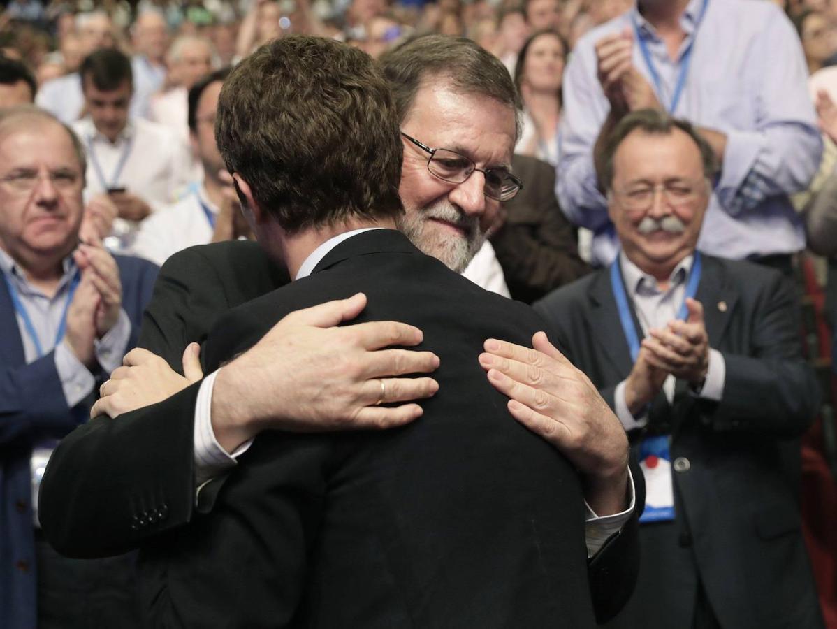 Pablo Casado se abraza con el expresidente Mariano Rajoy, tras haber sido elegido como nuevo presidente del PP al imponerse a Soraya Sáenz de Santamaría en las primarias.