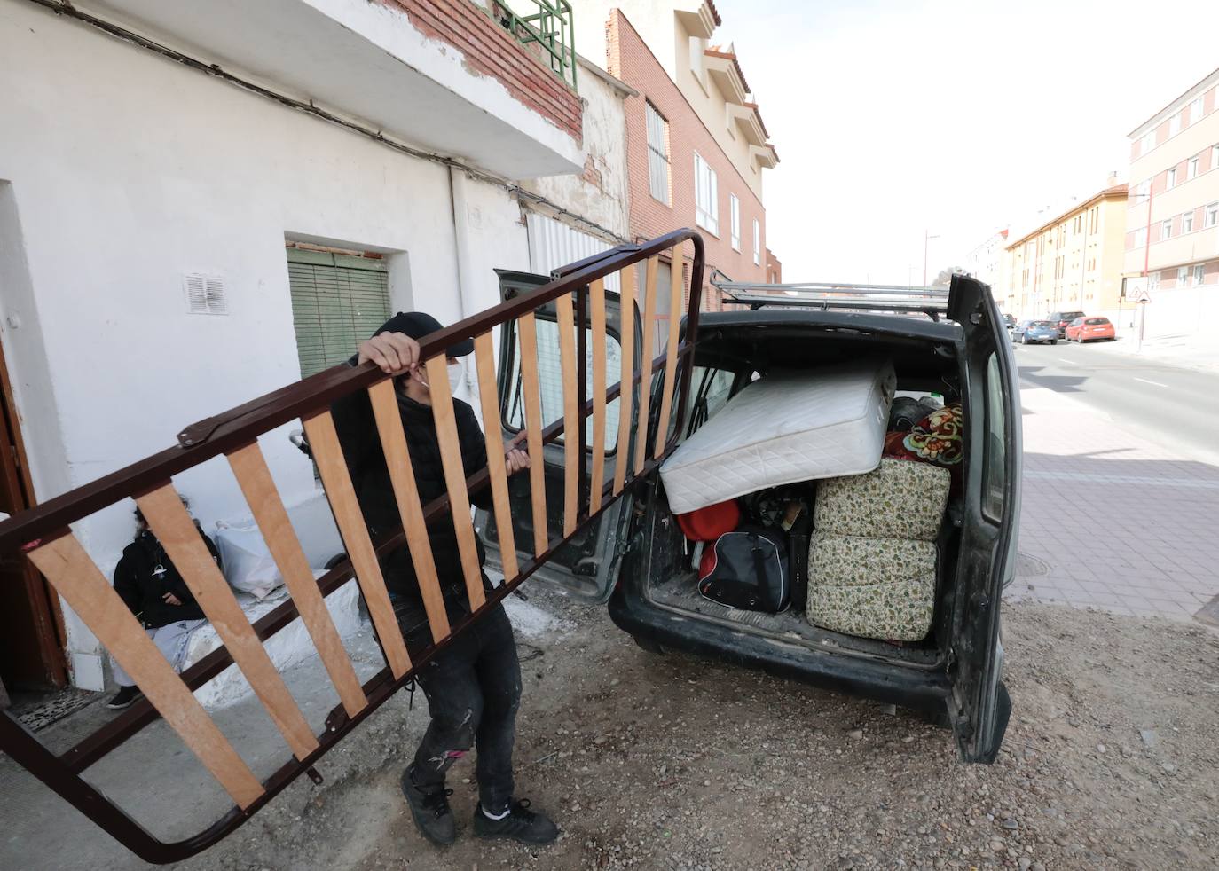 Los okupas abandonan la vivienda de La Cistérniga.