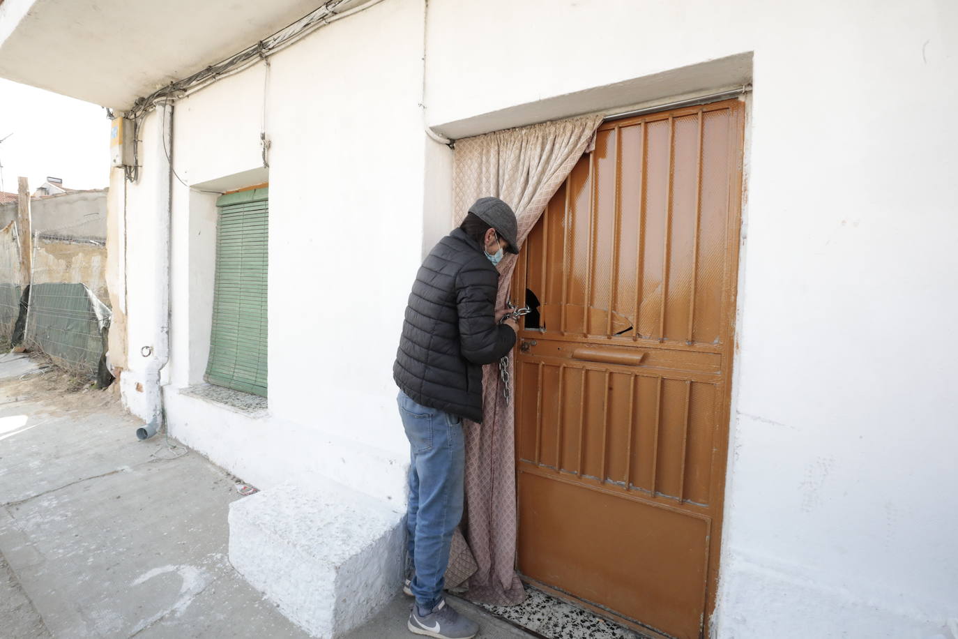 Los okupas abandonan la vivienda de La Cistérniga.