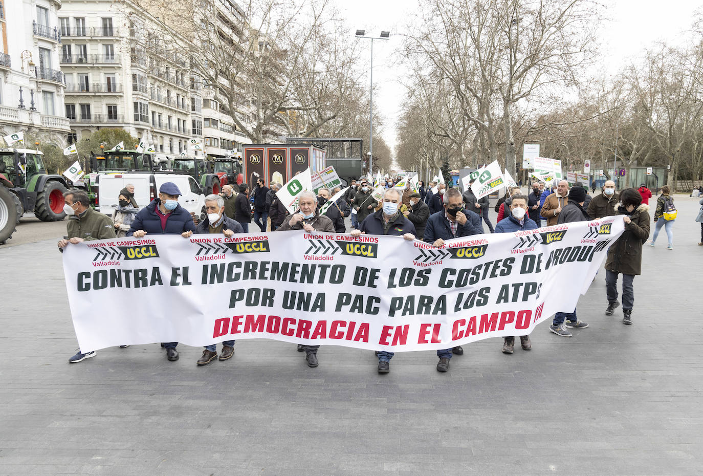 La protesta, con tractores y personas a pie, en el centro de Valladolid.