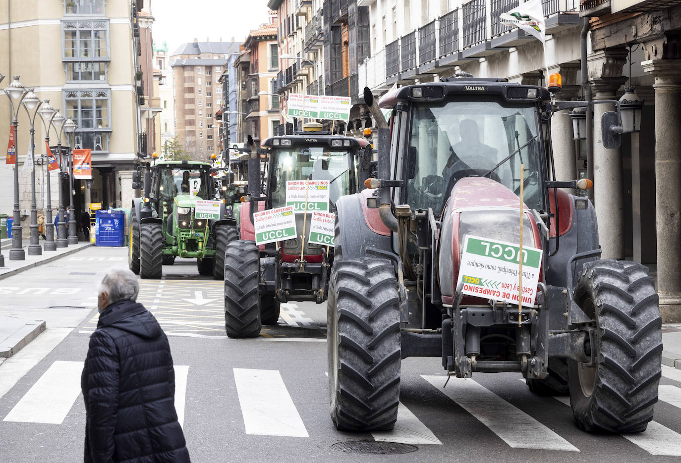 La protesta, con tractores y personas a pie, en el centro de Valladolid.