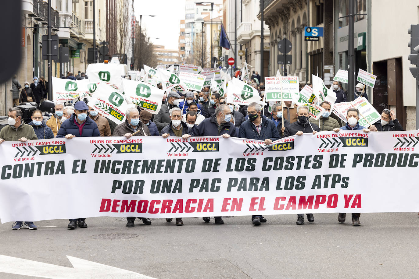 La protesta, con tractores y personas a pie, en el centro de Valladolid.