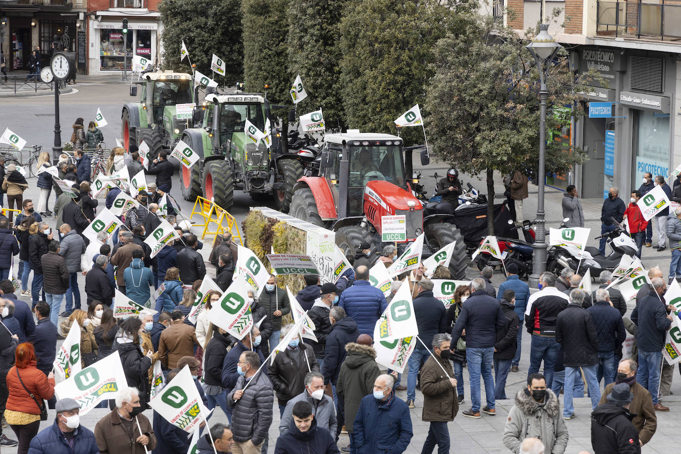 La protesta, con tractores y personas a pie, en el centro de Valladolid.