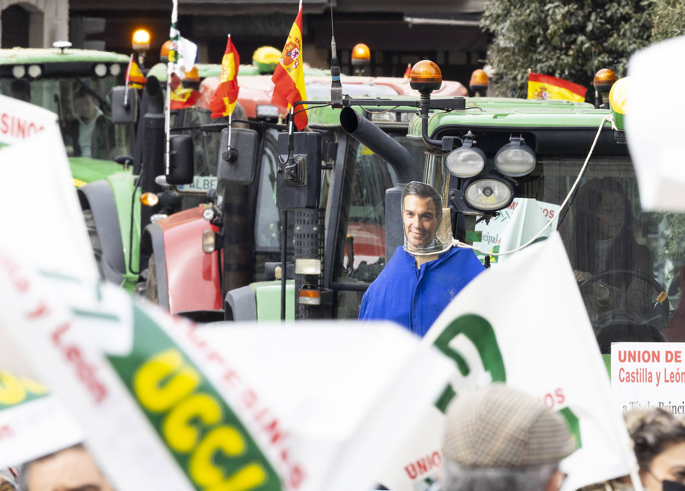 La protesta, con tractores y personas a pie, en el centro de Valladolid.