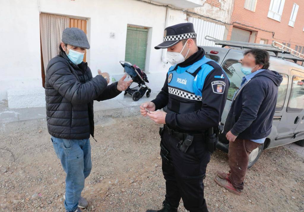 Los okupas abandonan la vivienda de La Cistérniga.