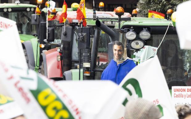 Galería. Una tractorada recorre el centro de Valladolid. 