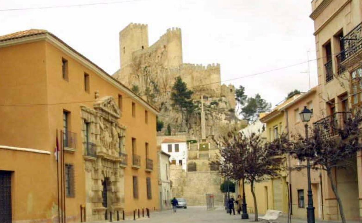 La localidad de Almansa, con el castillo al fondo.