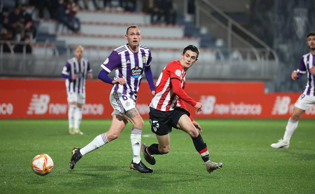Mikel observa alejarse el balón. 