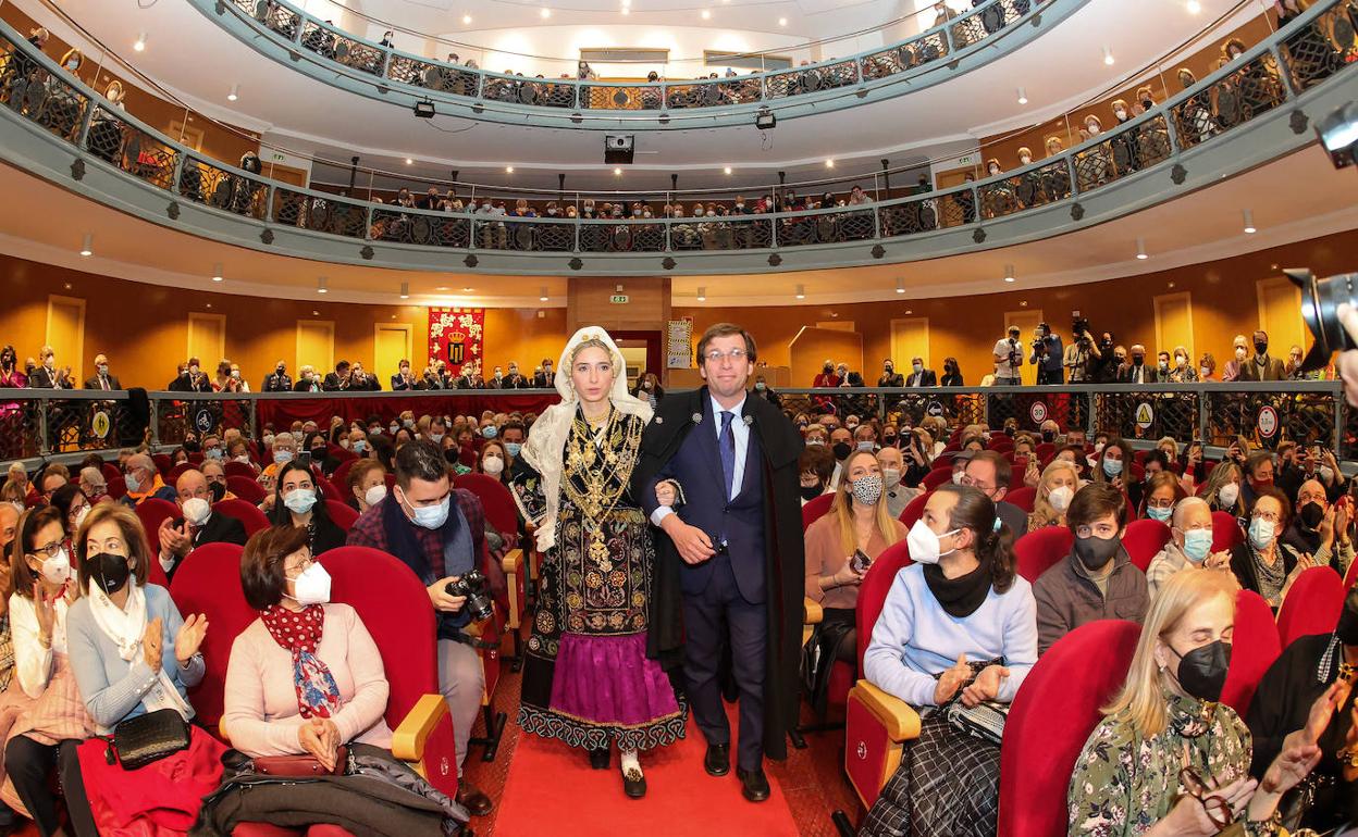 El alcalde de Madrid hace su entrada junto a la reina del Carnaval del Toro. 