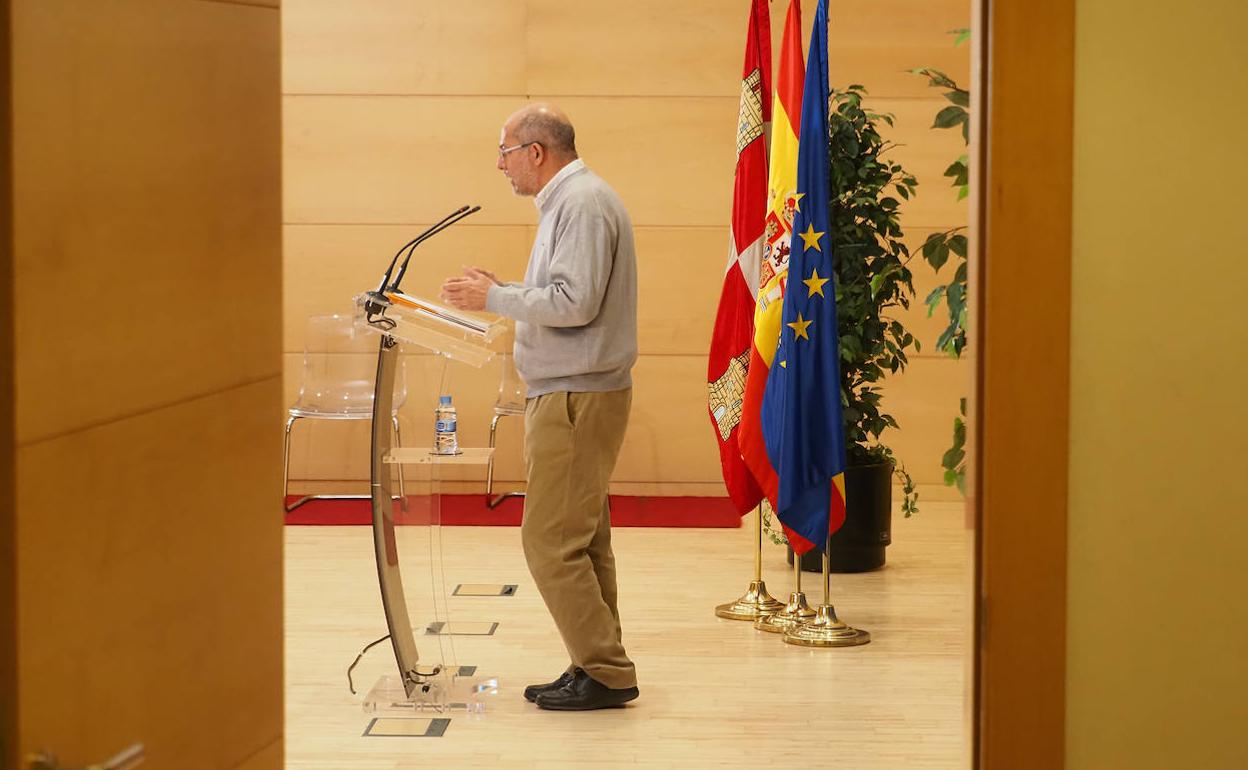 Francisco Igea, durante la presentación de su propuesta, en las Cortes.