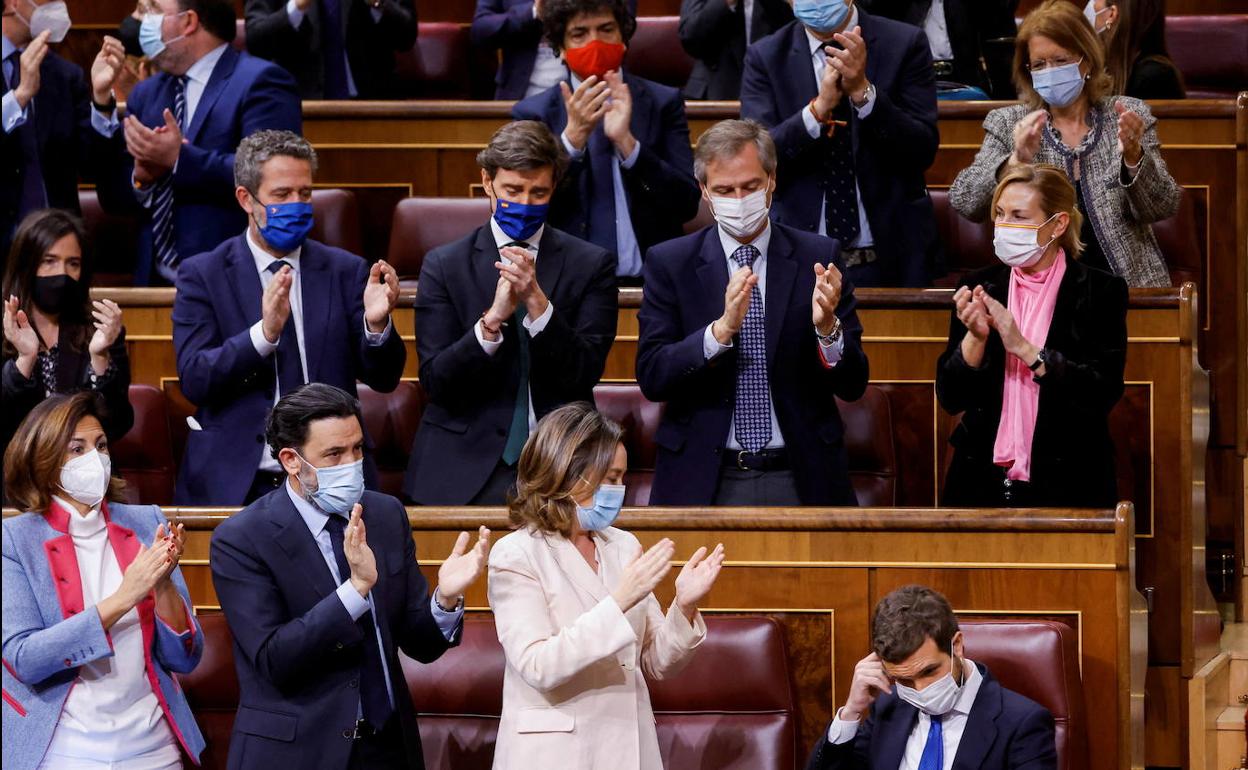 Pablo Casado recibe el aplauso de los diputados del PP tras su última intervención en el Congreso.