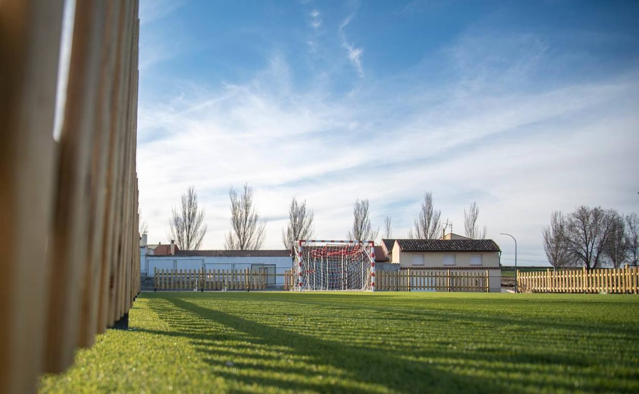 Campo de fúbol en el nuevo parque Arturo Dueñas.